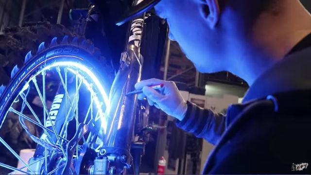 Wheels Light : Comment installer des leds sur des roues motos - France  Stunt Media